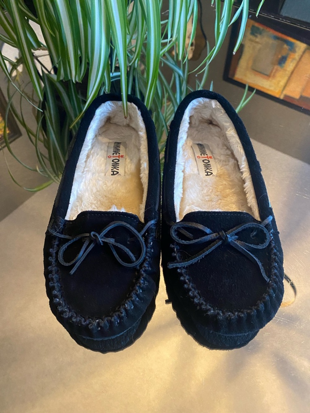 Minnetonka 4010 CALLY Black Moccasin Slippers, Size 7